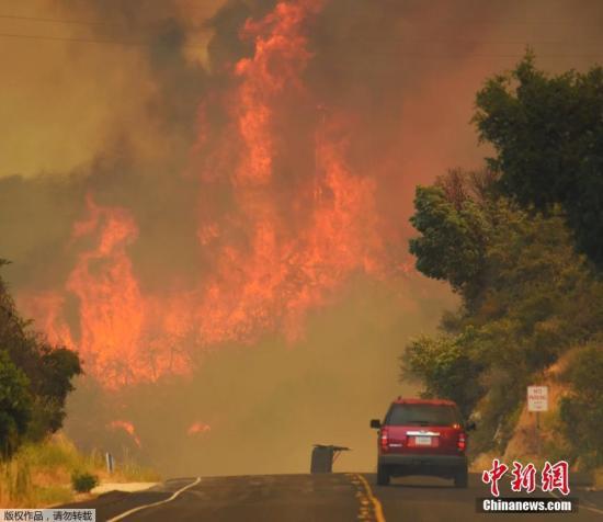 加州山火肆虐，18萬(wàn)人緊急撤離